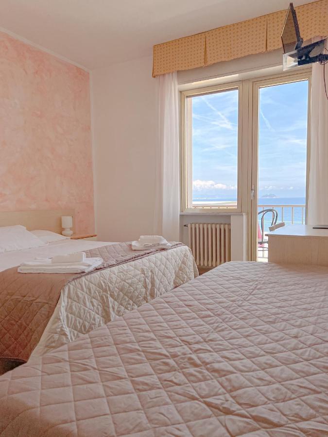 Hotel Ambassador Laigueglia Ngoại thất bức ảnh